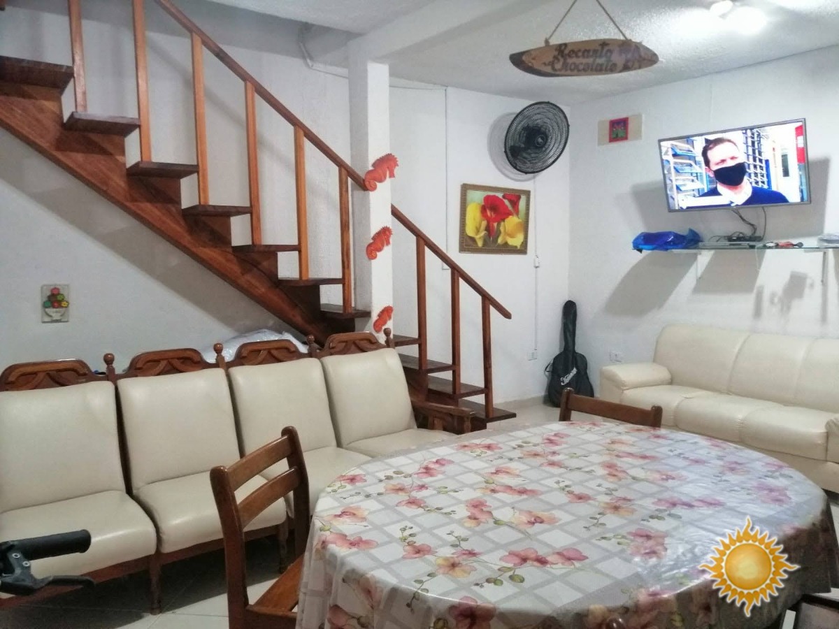 Ótima localização casa ampla com 03 dorms, 01 suíte, varanda gourmet, próximo da praia !!!