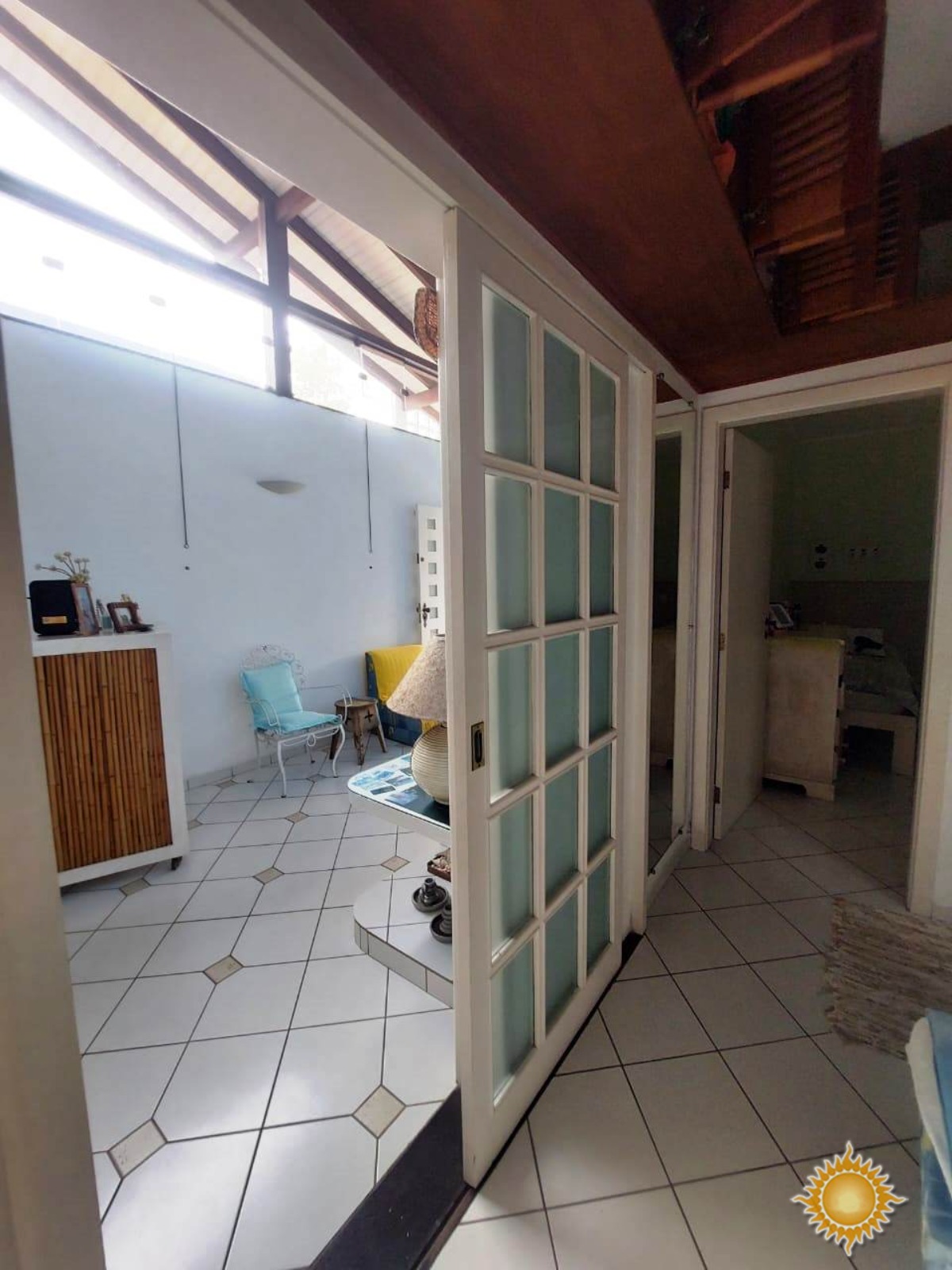 Ótima localização central, casa ampla com 03 dorms, 01 suíte mais edícula com 02 suítes !!!