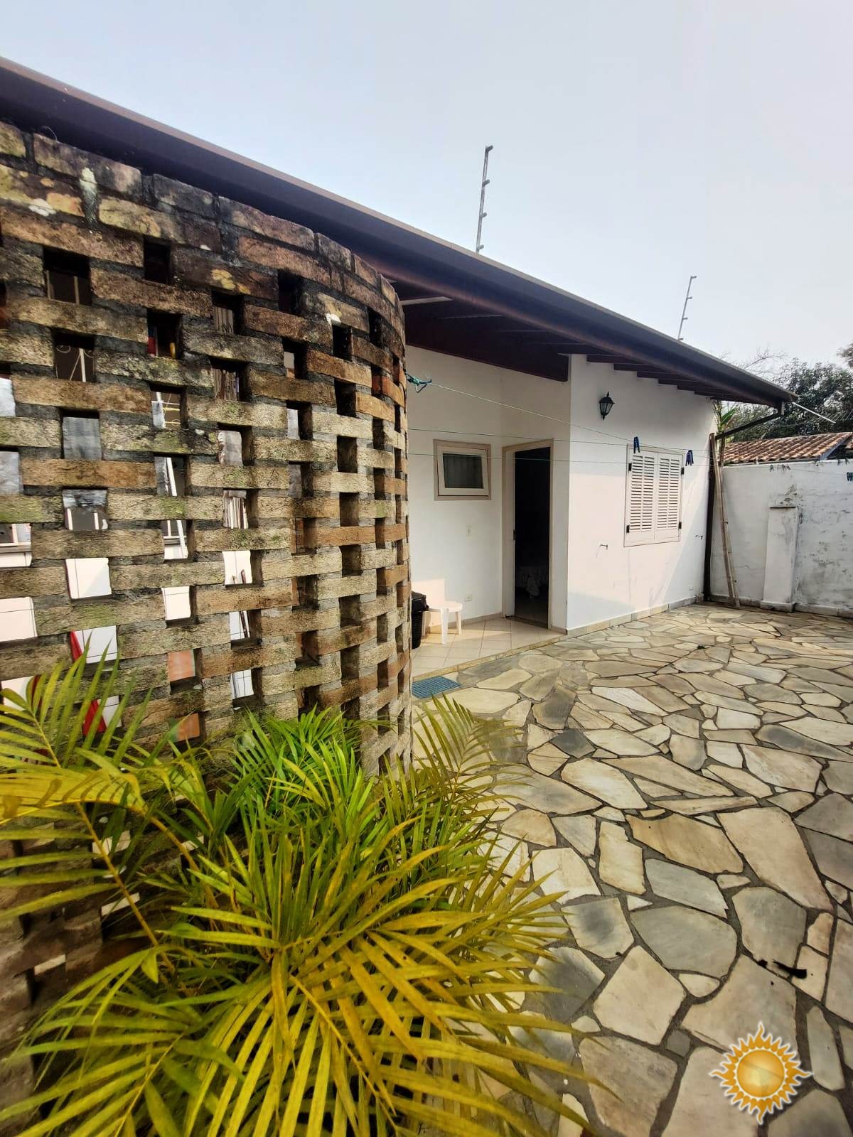 Ótima localização central, casa ampla com 03 dorms, 01 suíte mais edícula com 02 suítes !!!