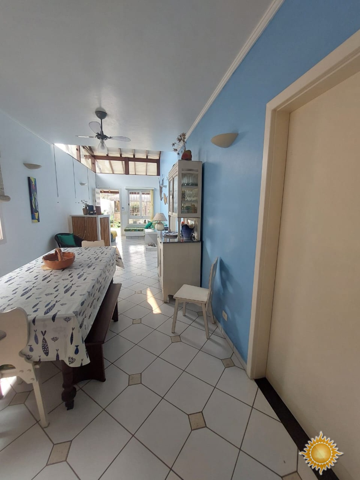 Ótima localização central, casa ampla com 03 dorms, 01 suíte mais edícula com 02 suítes !!!