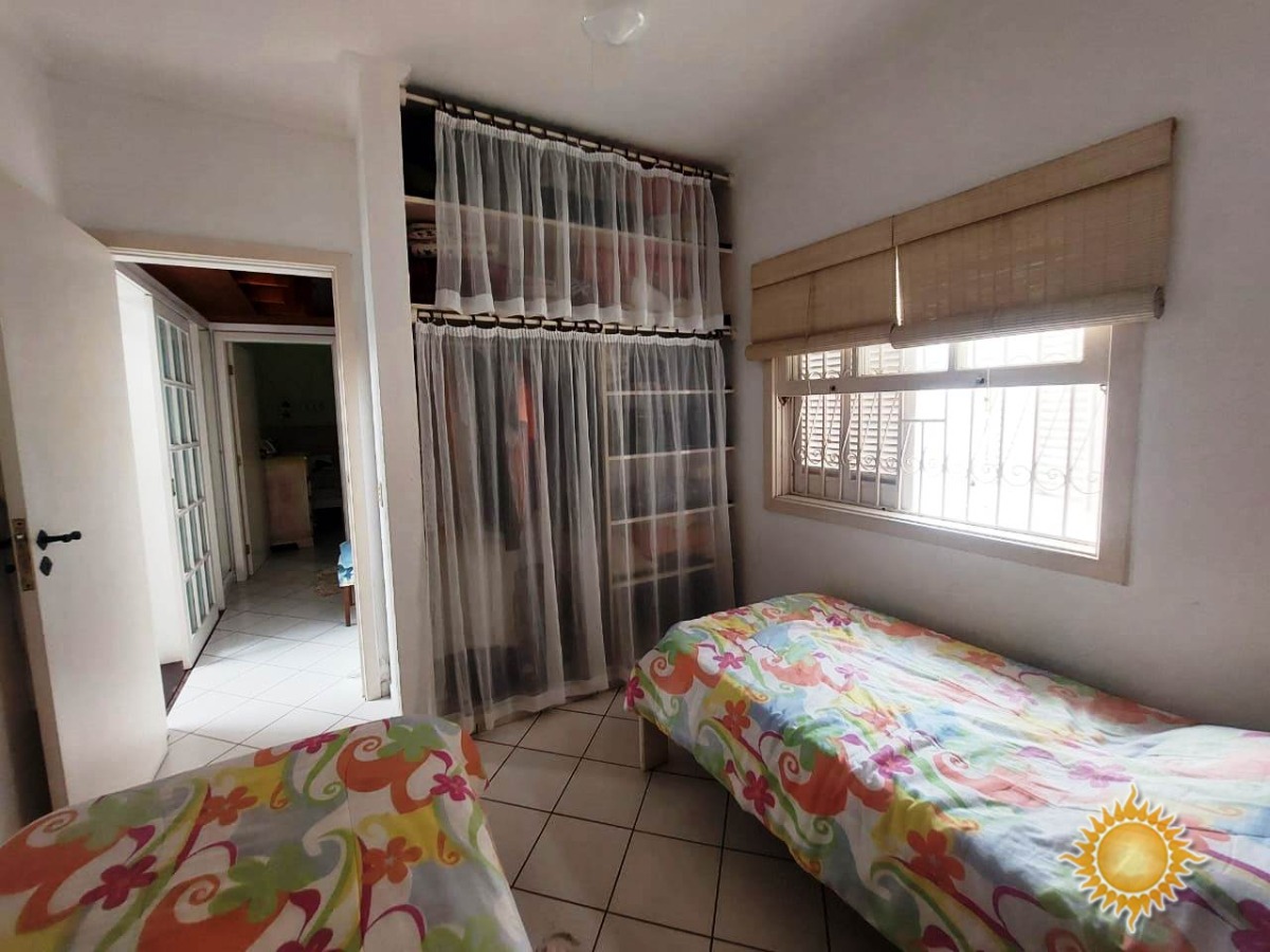 Ótima localização central, casa ampla com 03 dorms, 01 suíte mais edícula com 02 suítes !!!