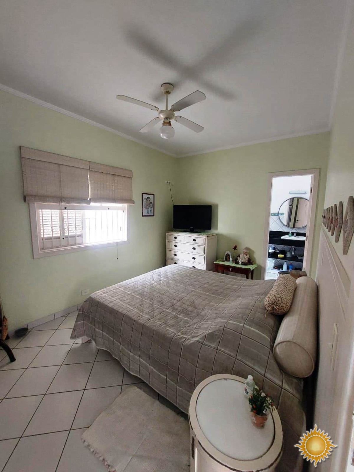Ótima localização central, casa ampla com 03 dorms, 01 suíte mais edícula com 02 suítes !!!