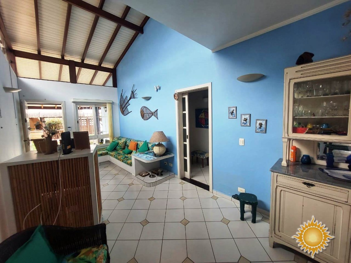 Ótima localização central, casa ampla com 03 dorms, 01 suíte mais edícula com 02 suítes !!!