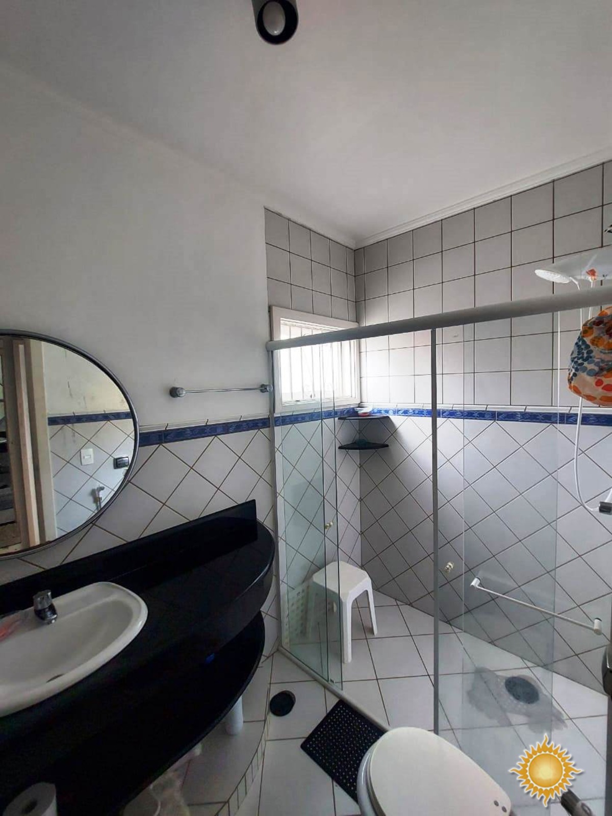 Ótima localização central, casa ampla com 03 dorms, 01 suíte mais edícula com 02 suítes !!!