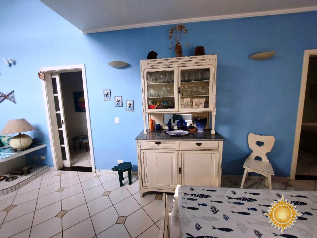 Ótima localização central, casa ampla com 03 dorms, 01 suíte mais edícula com 02 suítes !!!