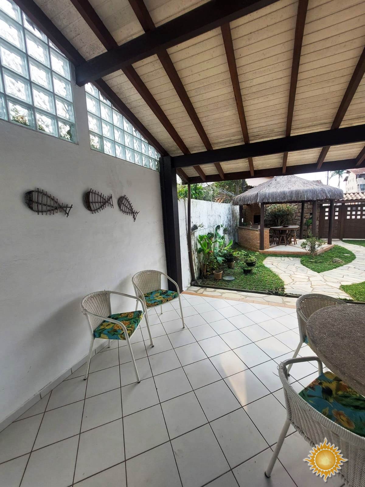 Ótima localização central, casa ampla com 03 dorms, 01 suíte mais edícula com 02 suítes !!!
