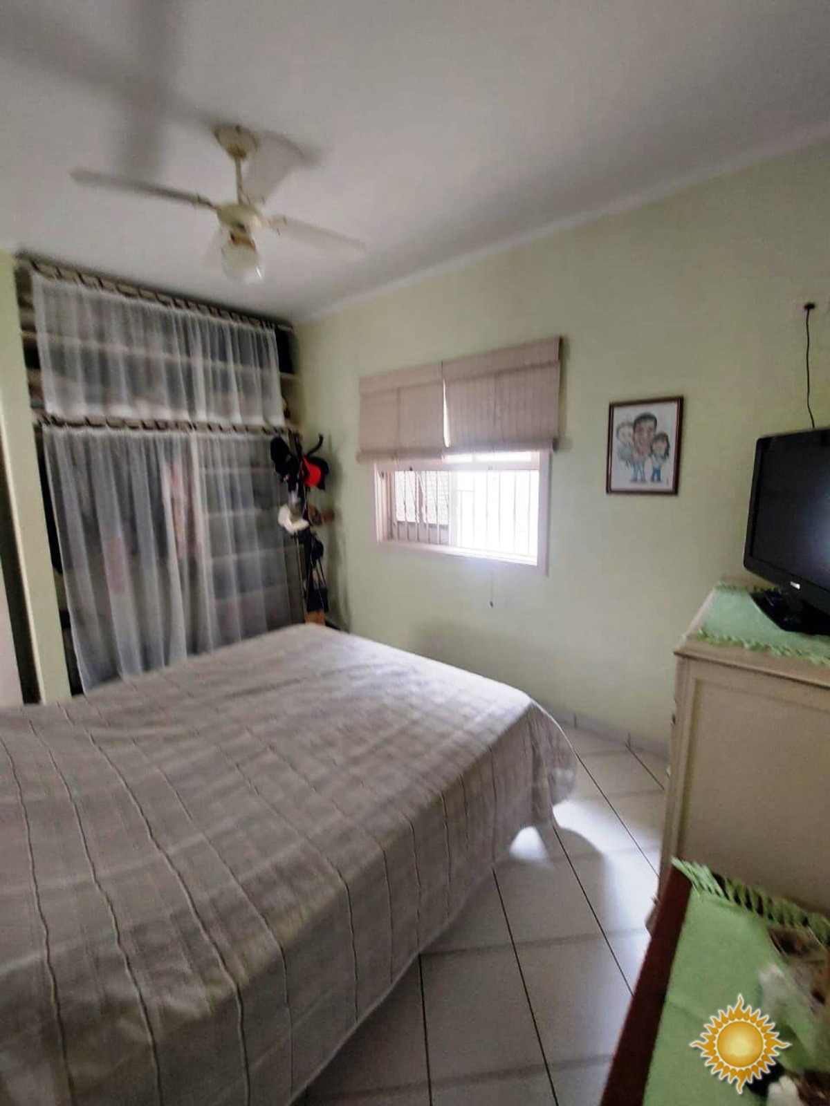 Ótima localização central, casa ampla com 03 dorms, 01 suíte mais edícula com 02 suítes !!!