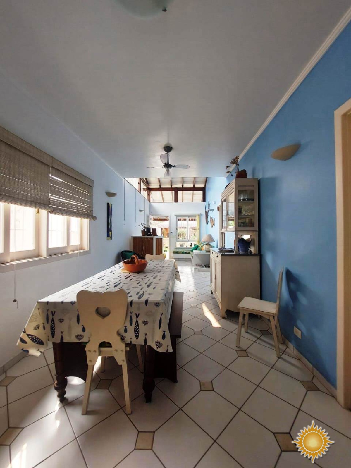 Ótima localização central, casa ampla com 03 dorms, 01 suíte mais edícula com 02 suítes !!!