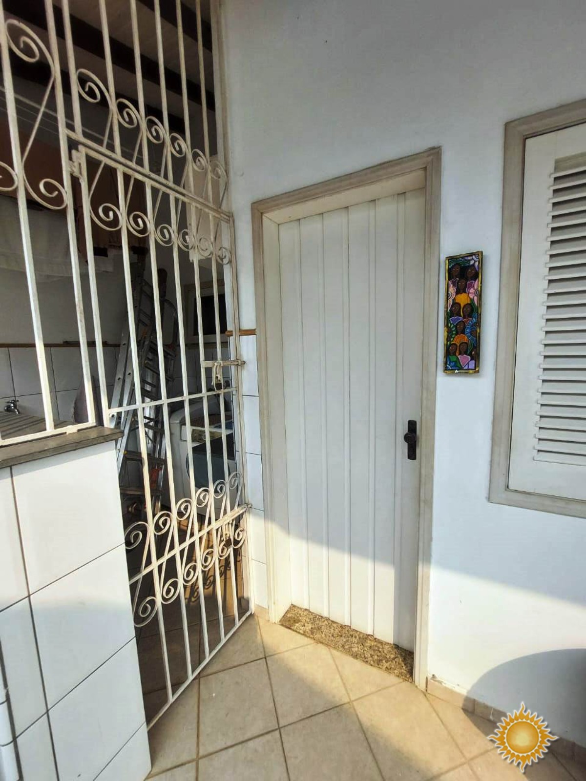 Ótima localização central, casa ampla com 03 dorms, 01 suíte mais edícula com 02 suítes !!!