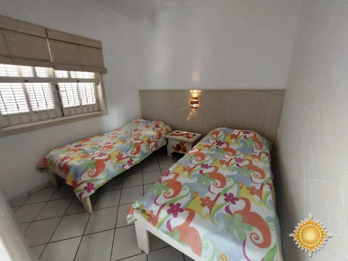 Ótima localização central, casa ampla com 03 dorms, 01 suíte mais edícula com 02 suítes !!!