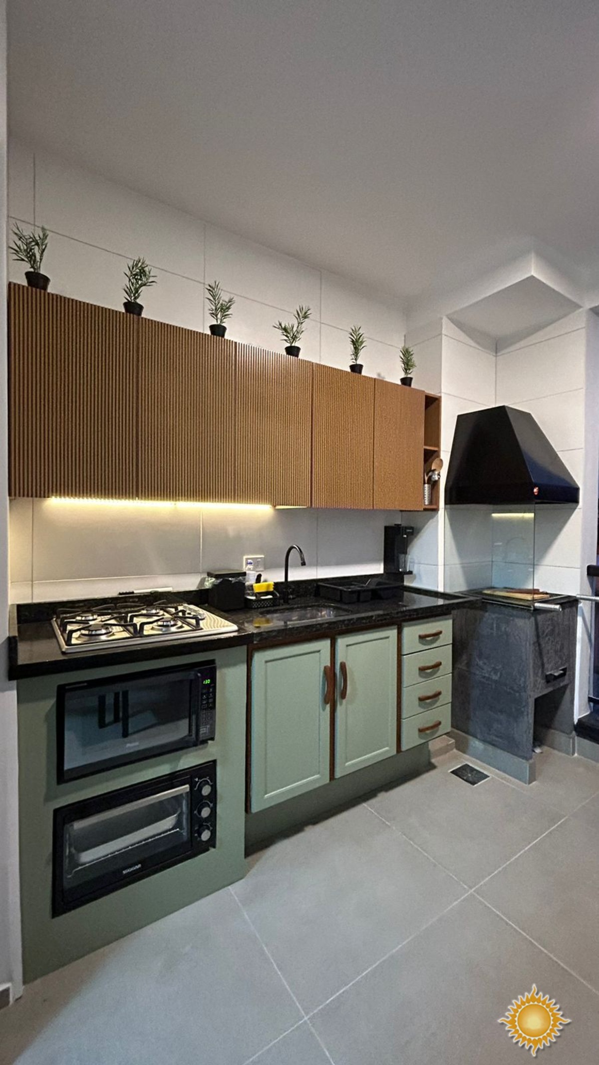 Lindo Loft a 300 mts. Do mar, com espaço gourmet, fica mobiliado !!!