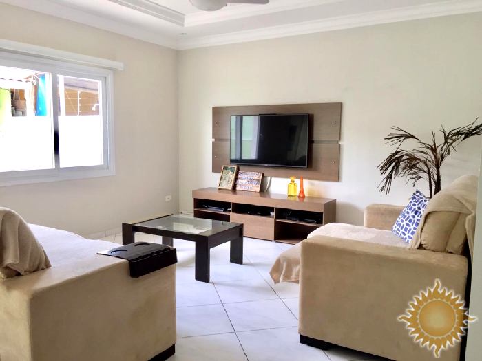 Ótima Casa com 04 Dormitórios Sendo 02 Suítes com Piscina !!!