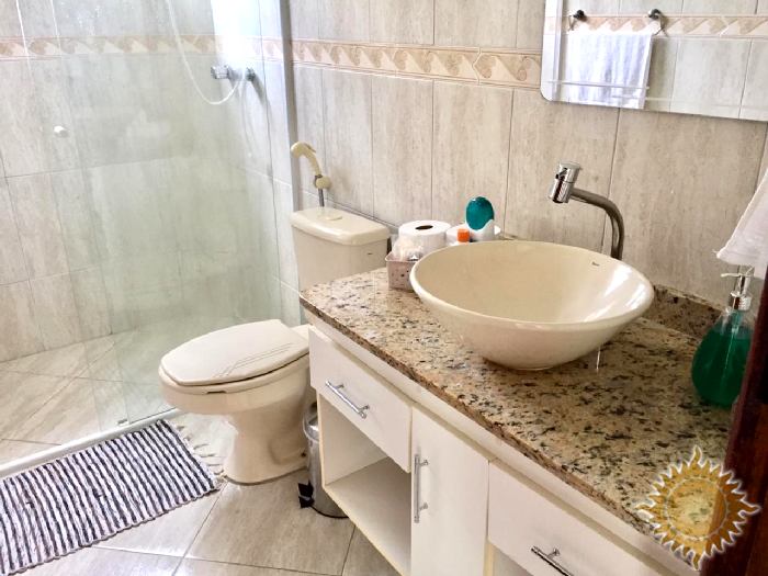 Ótima casa com 04 dormitórios sendo 02 suítes com piscina !!!