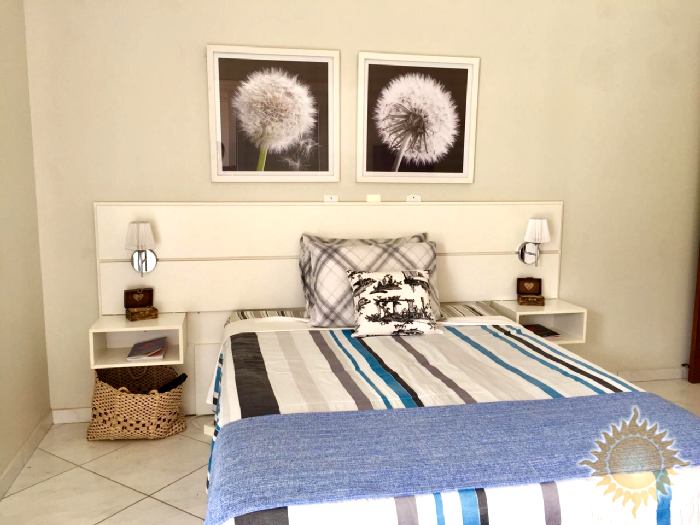 Ótima casa com 04 dormitórios sendo 02 suítes com piscina !!!