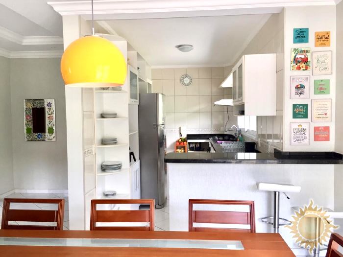 Ótima casa com 04 dormitórios sendo 02 suítes com piscina !!!