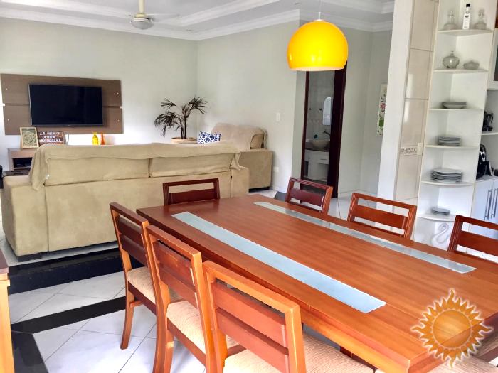Ótima casa com 04 dormitórios sendo 02 suítes com piscina !!!