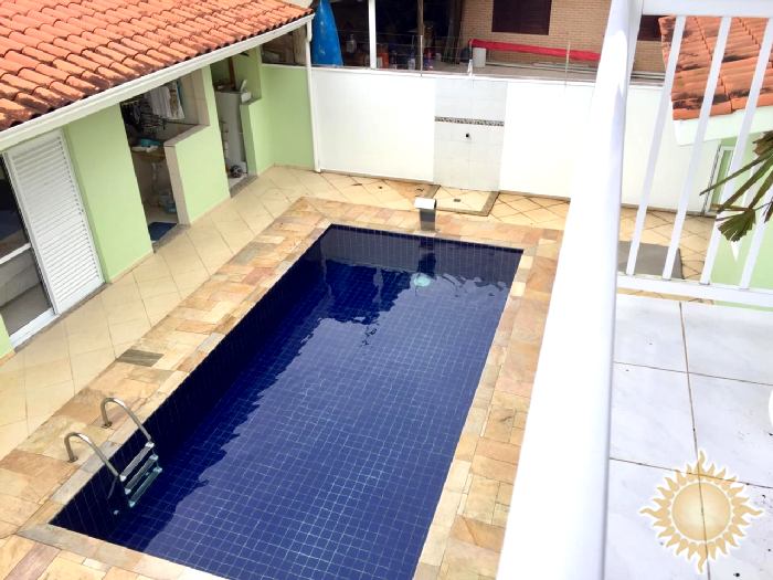Ótima casa com 04 dormitórios sendo 02 suítes com piscina !!!
