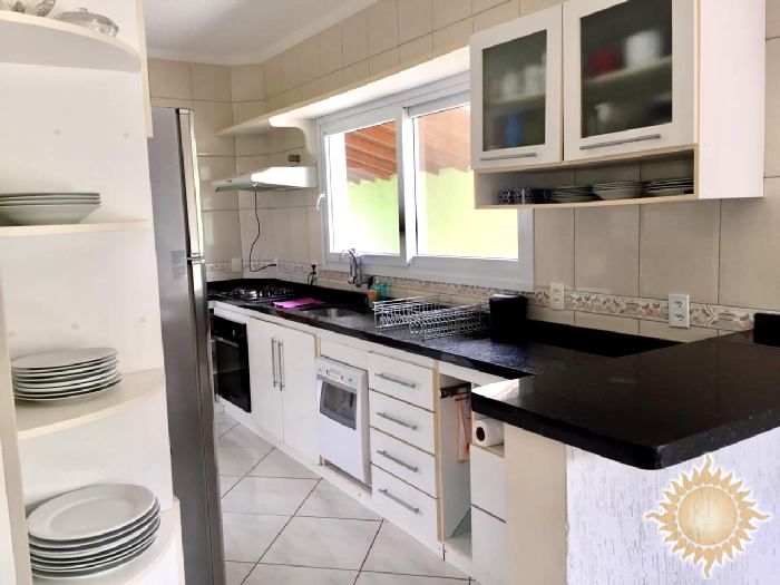 Ótima casa com 04 dormitórios sendo 02 suítes com piscina !!!