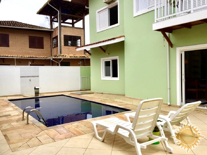 Ótima casa com 04 dormitórios sendo 02 suítes com piscina !!!