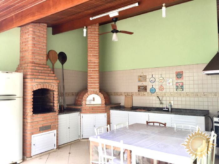 Ótima casa com 04 dormitórios sendo 02 suítes com piscina !!!