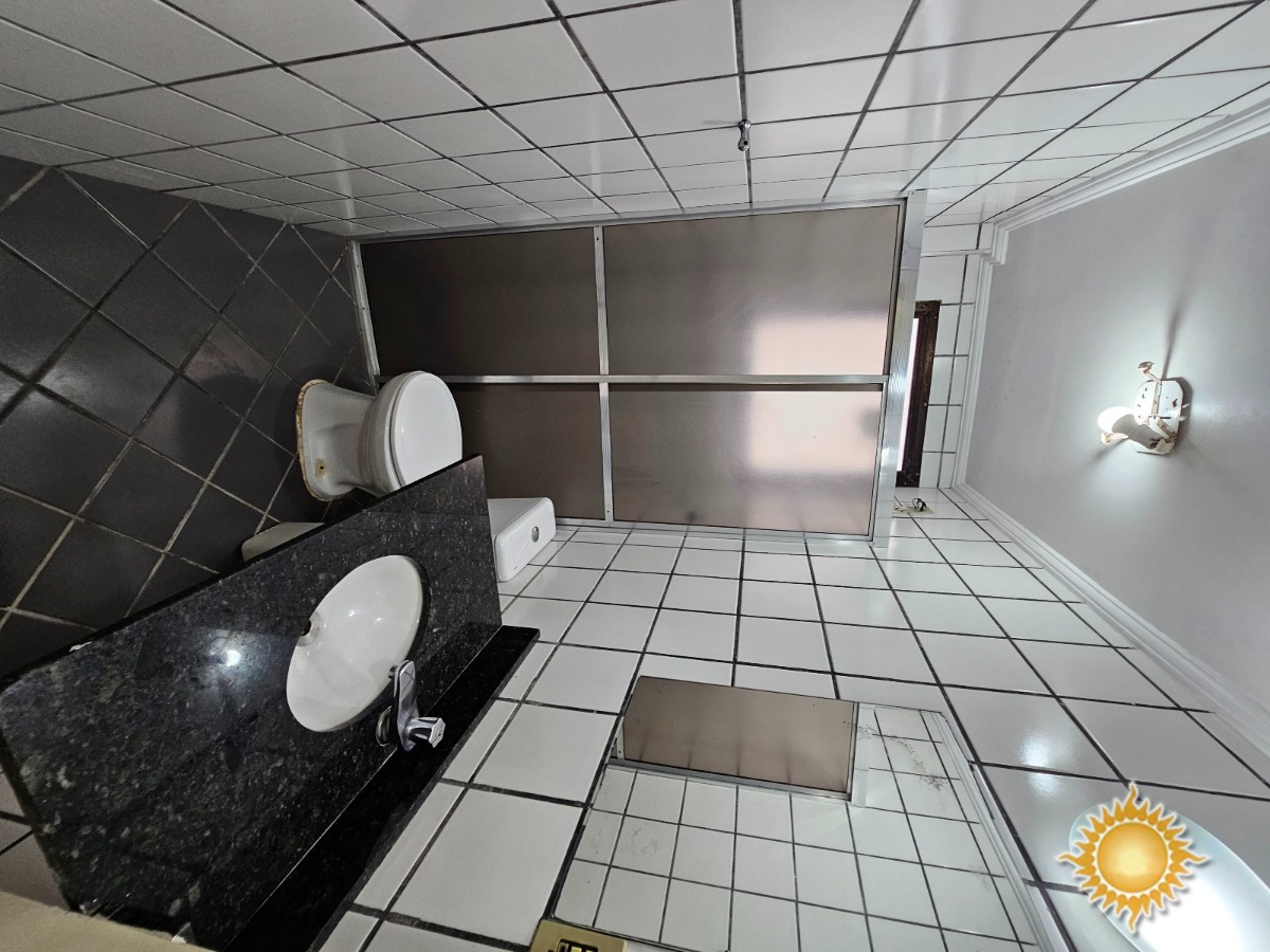 Excelente localização próximo da praia, cobertura com 03 dorms, sendo 02 suítes !!!