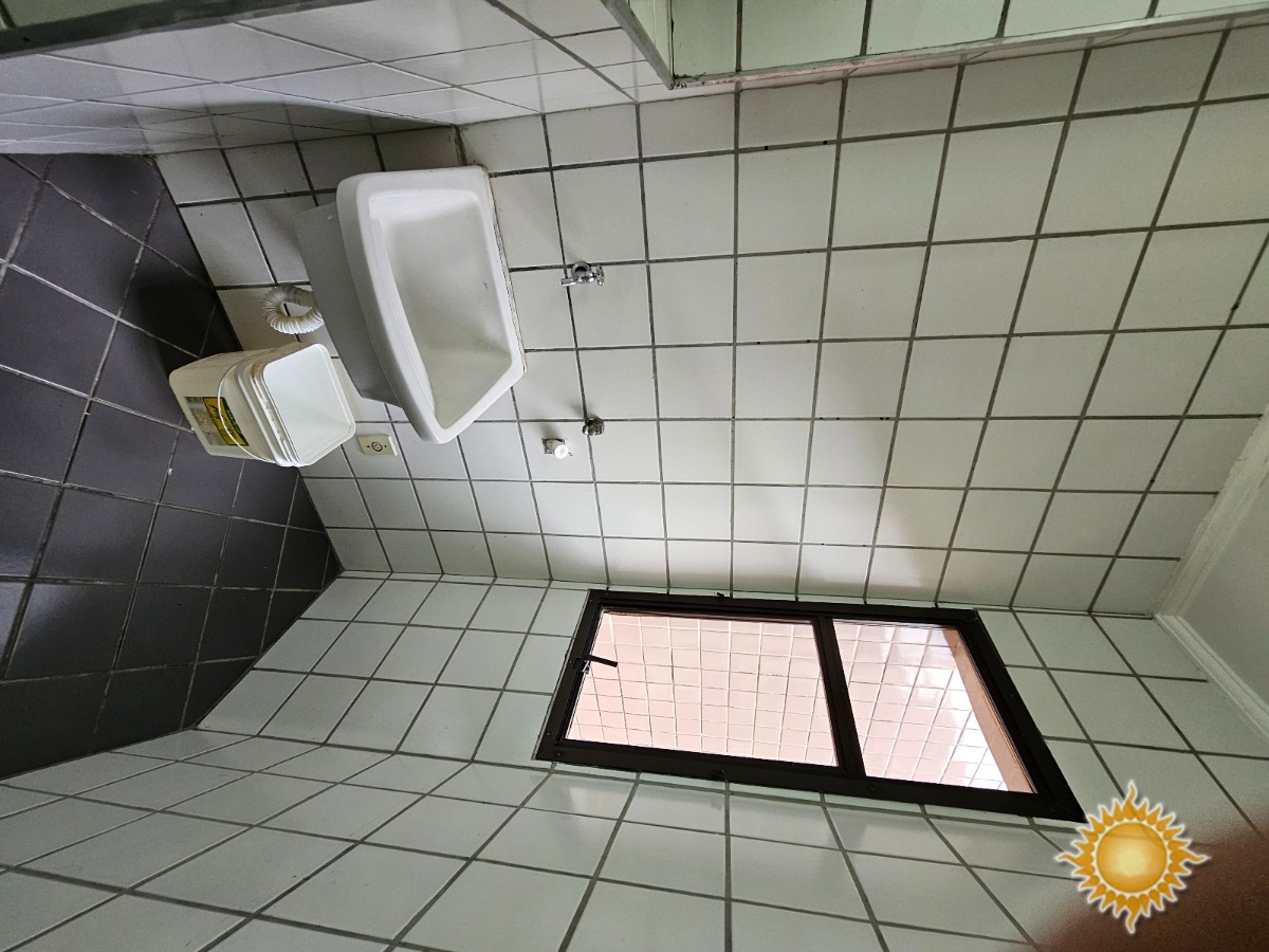 Excelente localização próximo da praia, cobertura com 03 dorms, sendo 02 suítes !!!