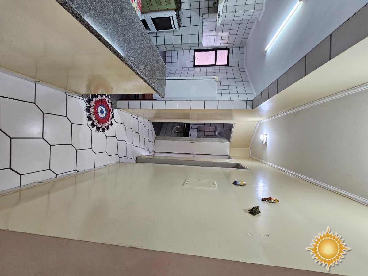 Excelente localização próximo da praia, cobertura com 03 dorms, sendo 02 suítes !!!
