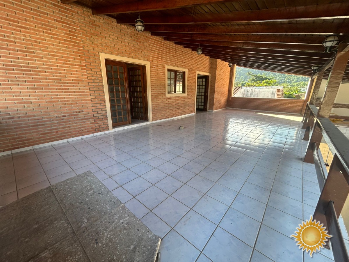 Ótimo sobrado com 5 dormitórios, sendo 3 suites, recém refor