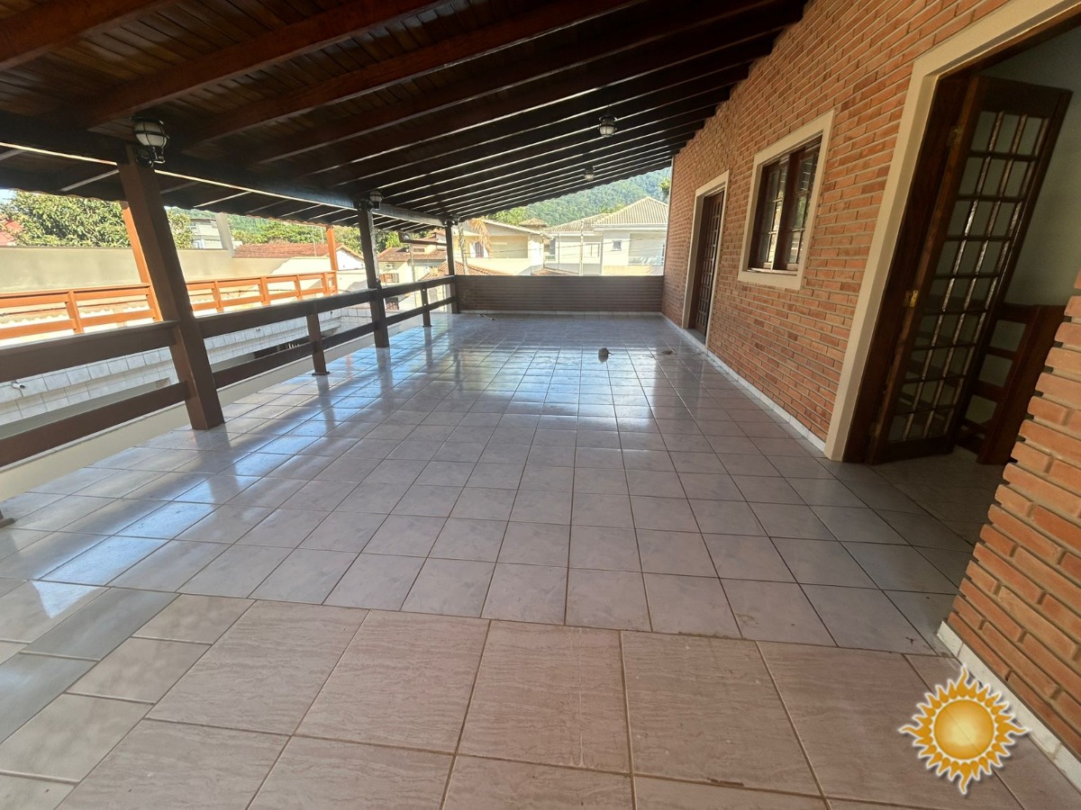 Ótimo sobrado com 5 dormitórios, sendo 3 suites, recém refor