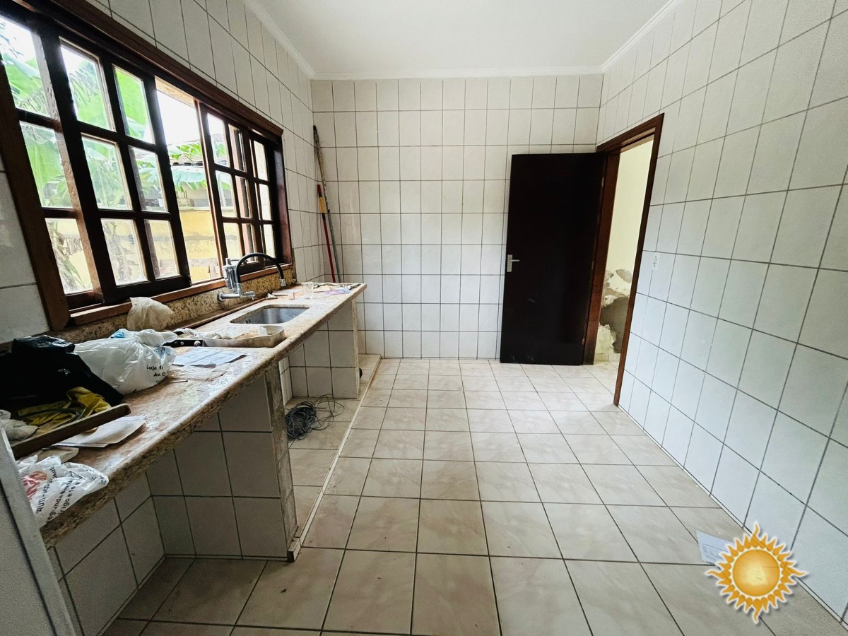 Ótimo sobrado com 5 dormitórios, sendo 3 suites, recém reformado !!!