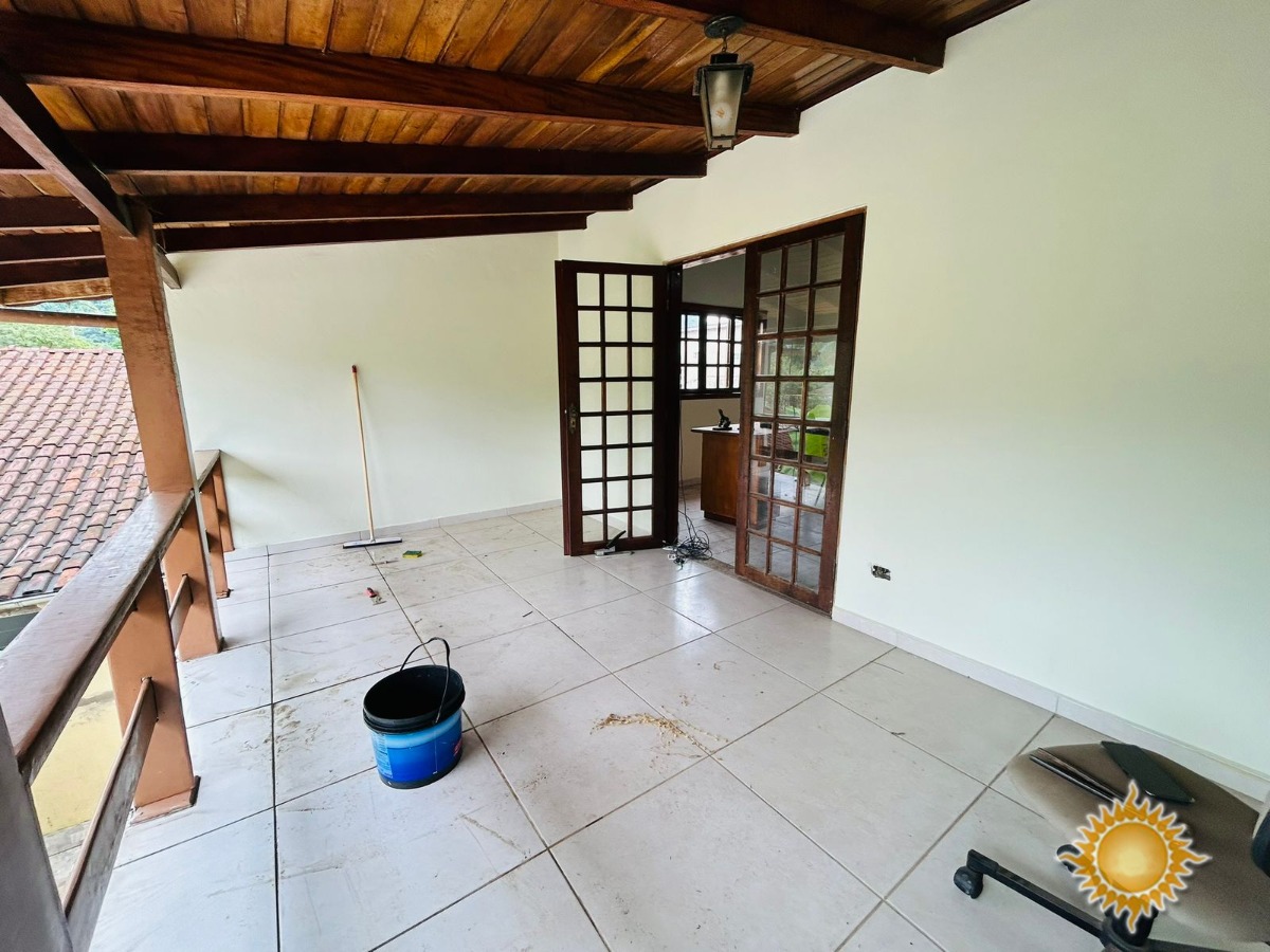 Ótimo sobrado com 5 dormitórios, sendo 3 suites, recém reformado !!!