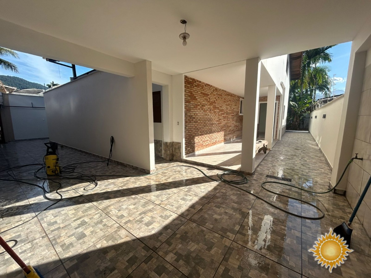 Ótimo sobrado com 5 dormitórios, sendo 3 suites, recém refor