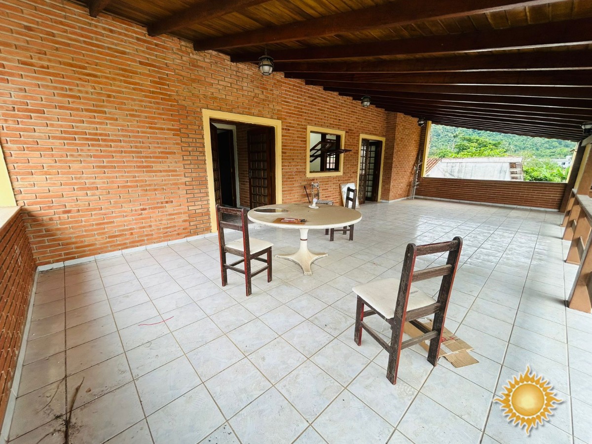 Ótimo sobrado com 5 dormitórios, sendo 3 suites, recém reformado !!!