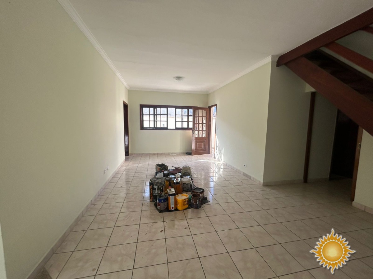 Ótimo sobrado com 5 dormitórios, sendo 3 suites, recém refor