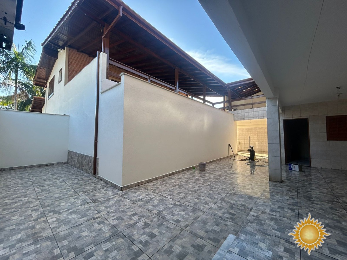 Ótimo sobrado com 5 dormitórios, sendo 3 suites, recém refor