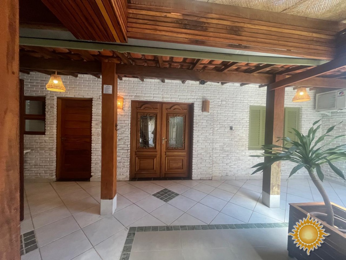 Ótima Localização Próximo da Orla do Itaguá, Casa com 03 Suítes, 2 Vagas de Garagem !!!